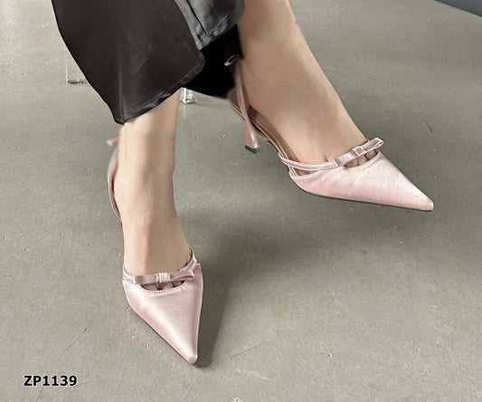 Zapato de tacón medio color rosa claro o beige
