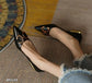 Zapato de tacón bajo dorado color negro y beige