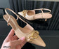 Zapato de tacón bajo detalle dorado color negro y beige