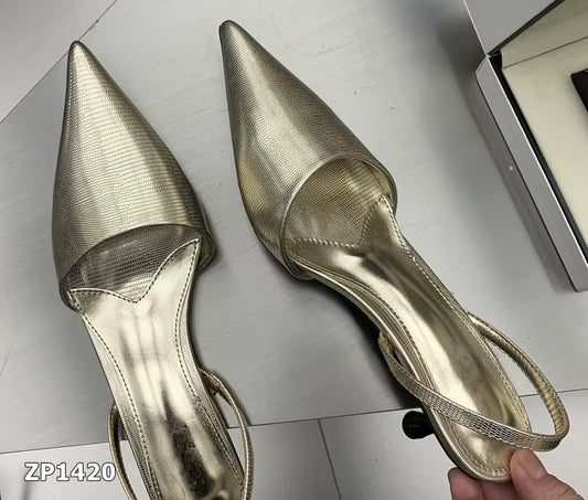 Zapato de tacón medio color dorado