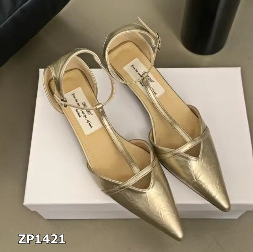 Zapato de tacón bajo color dorado