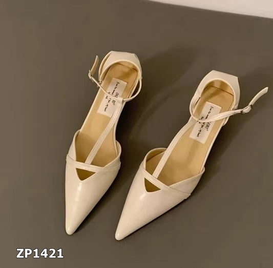 Zapato de tacón bajo color beige