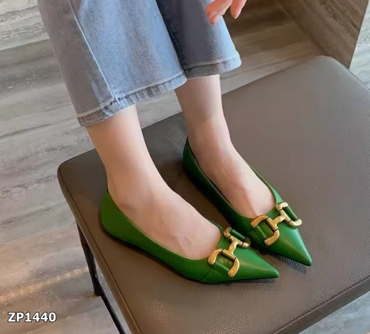 Zapato bajo flat color verde con hebilla dorada