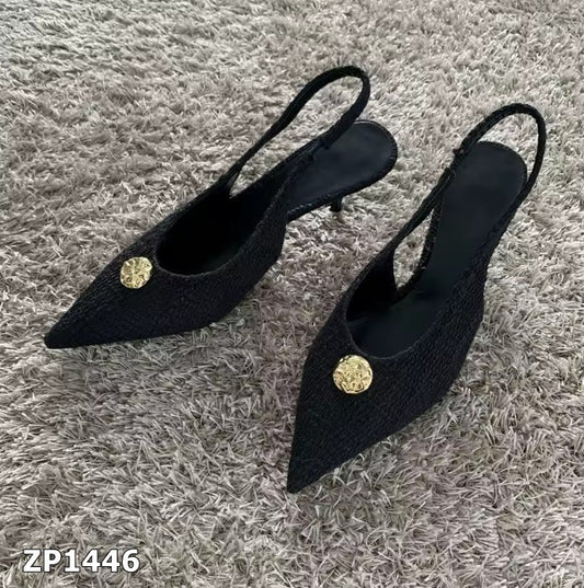 Zapato de tacón bajo negro con botón dorado