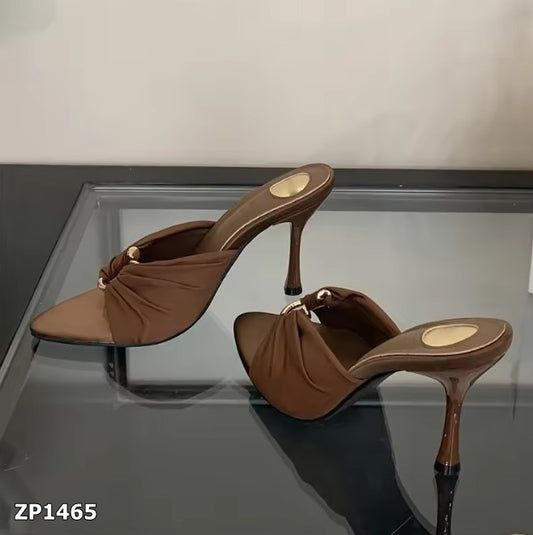 Sandalia café tacón alto