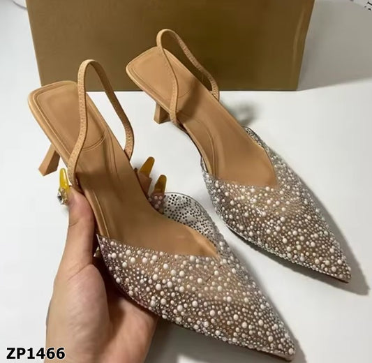 Zapatos de tacón alto en punta con pedrería