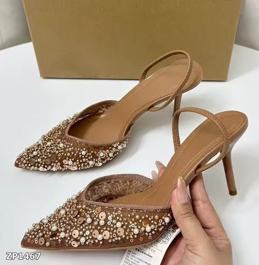 Zapatos de tacón alto café con lentejuelas y pedrería