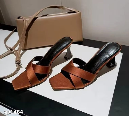 Sandalia de tacón medio color bronce