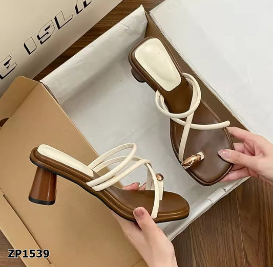 Sandalia de tacón medio beige con cafe