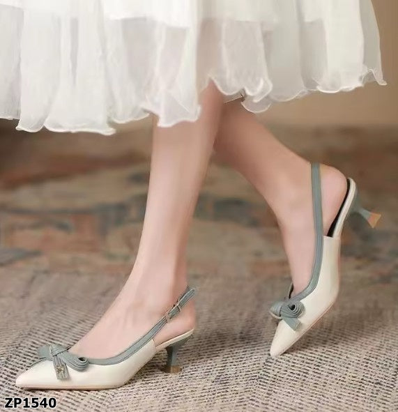 Zapato de tacon medio color beige con celeste
