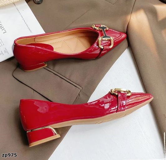 Zapato de tacón bajo detalle dorado color rojo