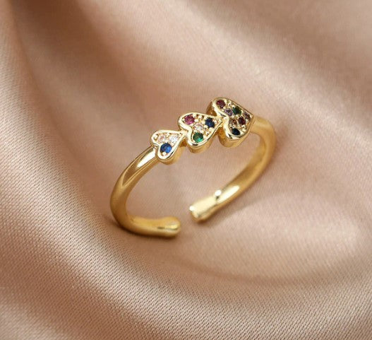 Anillo dorado de acero inoxidable de triple corazon con cristales de colores