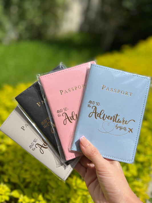 Pasaportera Adventure color rosa, azul, negro y gris